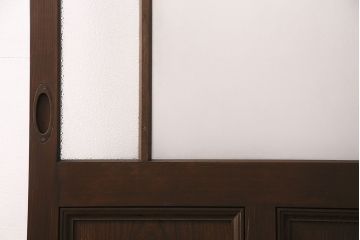 大正昭和初期のガラス戸をリペア&カスタム!設置場所に合わせてリサイズ。引き手を取り付け。ガラスの欠損箇所にダイヤガラスを組み入れ。吊り戸仕様に加工。チェスナットで着色し仕上げ。(引き戸、建具)