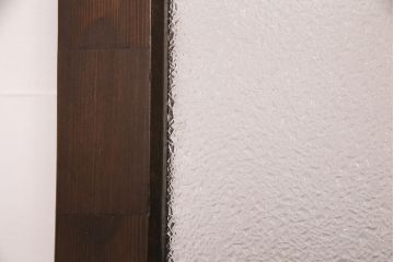 大正昭和初期のガラス戸をリペア&カスタム!設置場所に合わせてリサイズ。引き手を取り付け。ガラスの欠損箇所にダイヤガラスを組み入れ。吊り戸仕様に加工。チェスナットで着色し仕上げ。(引き戸、建具)