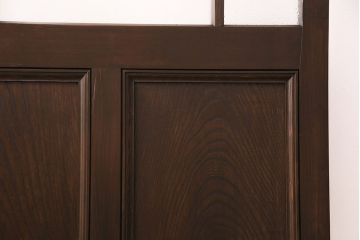 大正昭和初期のガラス戸をリペア&カスタム!設置場所に合わせてリサイズ。引き手を取り付け。ガラスの欠損箇所にダイヤガラスを組み入れ。吊り戸仕様に加工。チェスナットで着色し仕上げ。(引き戸、建具)