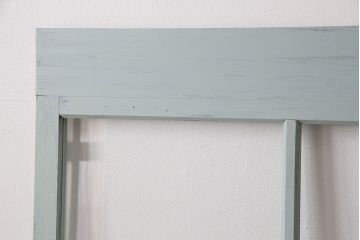 大正昭和初期のガラス戸3枚をリペア&カスタム!設置場所に合わせてリサイズ。破損したガラスはクリアガラスへ入れ替え。引き手を取り付け。薄いグリーンのペイント仕上げ。(引き戸、建具)