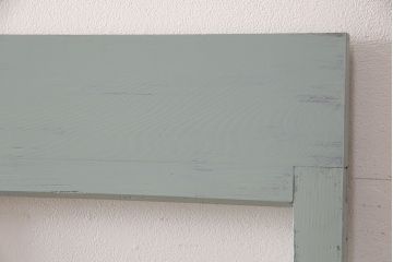 大正昭和初期のガラス戸3枚をリペア&カスタム!設置場所に合わせてリサイズ。破損したガラスはクリアガラスへ入れ替え。引き手を取り付け。薄いグリーンのペイント仕上げ。(引き戸、建具)