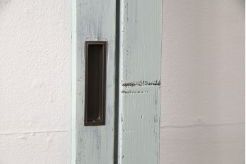 大正昭和初期のガラス戸3枚をリペア&カスタム!設置場所に合わせてリサイズ。破損したガラスはクリアガラスへ入れ替え。引き手を取り付け。薄いグリーンのペイント仕上げ。(引き戸、建具)