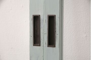 大正昭和初期のガラス戸3枚をリペア&カスタム!設置場所に合わせてリサイズ。破損したガラスはクリアガラスへ入れ替え。引き手を取り付け。薄いグリーンのペイント仕上げ。(引き戸、建具)