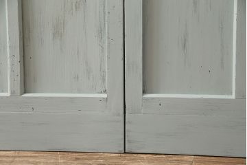 大正昭和初期のガラス戸3枚をリペア&カスタム!設置場所に合わせてリサイズ。破損したガラスはクリアガラスへ入れ替え。引き手を取り付け。薄いグリーンのペイント仕上げ。(引き戸、建具)