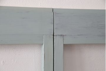 大正昭和初期のガラス戸3枚をリペア&カスタム!設置場所に合わせてリサイズ。破損したガラスはクリアガラスへ入れ替え。引き手を取り付け。薄いグリーンのペイント仕上げ。(引き戸、建具)