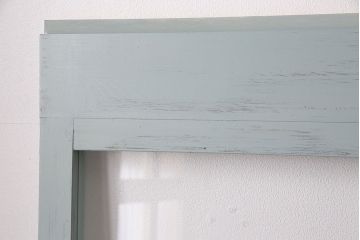 大正昭和初期のガラス戸3枚をリペア&カスタム!設置場所に合わせてリサイズ。破損したガラスはクリアガラスへ入れ替え。引き手を取り付け。薄いグリーンのペイント仕上げ。(引き戸、建具)