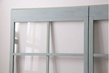 大正昭和初期のガラス戸3枚をリペア&カスタム!設置場所に合わせてリサイズ。破損したガラスはクリアガラスへ入れ替え。引き手を取り付け。薄いグリーンのペイント仕上げ。(引き戸、建具)