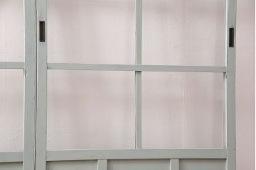 大正昭和初期のガラス戸3枚をリペア&カスタム!設置場所に合わせてリサイズ。破損したガラスはクリアガラスへ入れ替え。引き手を取り付け。薄いグリーンのペイント仕上げ。(引き戸、建具)