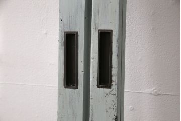 大正昭和初期のガラス戸3枚をリペア&カスタム!設置場所に合わせてリサイズ。破損したガラスはクリアガラスへ入れ替え。引き手を取り付け。薄いグリーンのペイント仕上げ。(引き戸、建具)