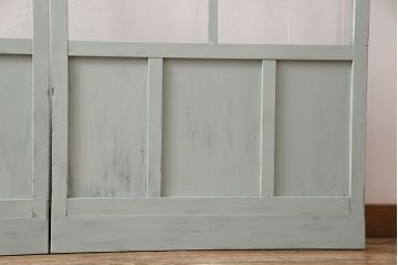 大正昭和初期のガラス戸3枚をリペア&カスタム!設置場所に合わせてリサイズ。破損したガラスはクリアガラスへ入れ替え。引き手を取り付け。薄いグリーンのペイント仕上げ。(引き戸、建具)