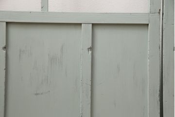 大正昭和初期のガラス戸3枚をリペア&カスタム!設置場所に合わせてリサイズ。破損したガラスはクリアガラスへ入れ替え。引き手を取り付け。薄いグリーンのペイント仕上げ。(引き戸、建具)