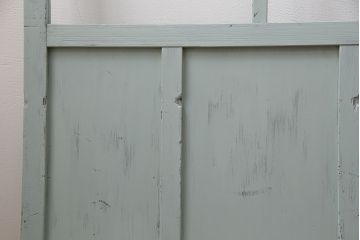 大正昭和初期のガラス戸3枚をリペア&カスタム!設置場所に合わせてリサイズ。破損したガラスはクリアガラスへ入れ替え。引き手を取り付け。薄いグリーンのペイント仕上げ。(引き戸、建具)