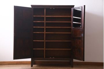 北海道民芸家具のワードローブをリペア&カスタム!可動式の棚板を設置し、木製脚を取り付け収納棚にリメイク。(戸棚、キャビネット)