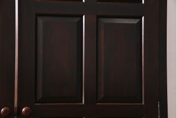 松本民芸家具のワードローブをリペア&カスタム!可動式の棚板を設置し、木製脚を取り付け収納棚にリメイク。(戸棚、キャビネット)