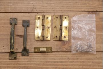 昭和中期のドアをリペア&カスタム!設置場所に合わせてリサイズ。ドアノブ、蝶番は取り外し、埋め木加工。現状に近しい色味に着色し仕上げ。(木製ドア、建具)