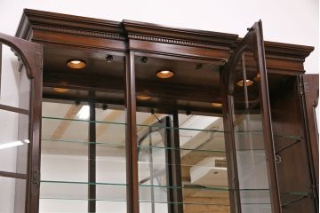 ドレクセルヘリテイジの照明付きキャビネットをリペア&カスタム!ガラス棚板を新たに製作し、入れ替え。現状に近しい色味に着色し仕上げ。(食器棚、収納棚、カップボード)