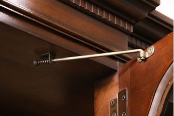 ドレクセルヘリテイジの照明付きキャビネットをリペア&カスタム!ガラス棚板を新たに製作し、入れ替え。現状に近しい色味に着色し仕上げ。(食器棚、収納棚、カップボード)