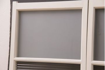 アンティークのガラス戸2枚をリペア&カスタム!高品質リペア済み商品をアンティークホワイトのペイント仕上げ。(引き戸、建具)