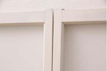 アンティークのガラス戸2枚をリペア&カスタム!高品質リペア済み商品をアンティークホワイトのペイント仕上げ。(引き戸、建具)