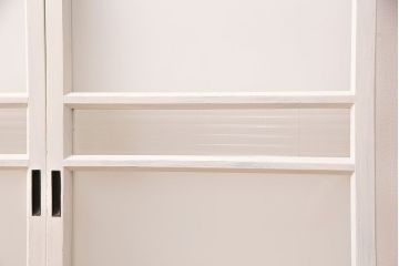 アンティークのガラス戸2枚をリペア&カスタム!高品質リペア済み商品をアンティークホワイトのペイント仕上げ。(引き戸、建具)