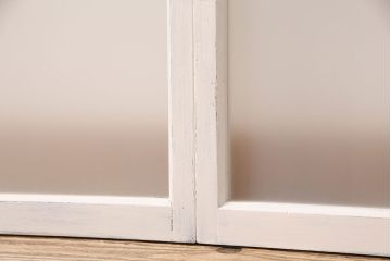 アンティークのガラス戸2枚をリペア&カスタム!高品質リペア済み商品をアンティークホワイトのペイント仕上げ。(引き戸、建具)