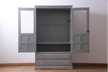 北海道民芸家具のワードローブをリペア&カスタム!扉に金網を取り付け、グリアージュキャビネットにリメイク。取っ手をガラス製取っ手に付け替え。アイボリーとグリーンでエイジング塗装で仕上げ。(キャビネット、収納棚、引き出し)