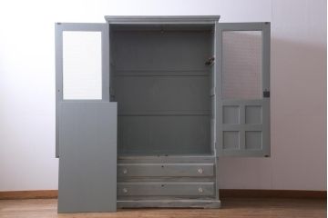 北海道民芸家具のワードローブをリペア&カスタム!扉に金網を取り付け、グリアージュキャビネットにリメイク。取っ手をガラス製取っ手に付け替え。アイボリーとグリーンでエイジング塗装で仕上げ。(キャビネット、収納棚、引き出し)