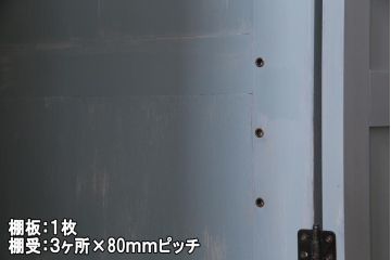 北海道民芸家具のワードローブをリペア&カスタム!扉に金網を取り付け、グリアージュキャビネットにリメイク。取っ手をガラス製取っ手に付け替え。アイボリーとグリーンでエイジング塗装で仕上げ。(キャビネット、収納棚、引き出し)