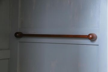 北海道民芸家具のワードローブをリペア&カスタム!扉に金網を取り付け、グリアージュキャビネットにリメイク。取っ手をガラス製取っ手に付け替え。アイボリーとグリーンでエイジング塗装で仕上げ。(キャビネット、収納棚、引き出し)