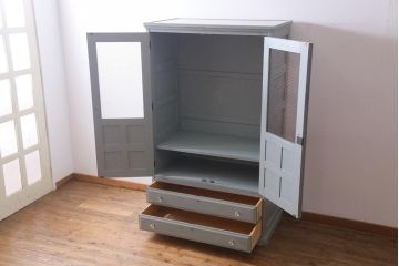 北海道民芸家具のワードローブをリペア&カスタム!扉に金網を取り付け、グリアージュキャビネットにリメイク。取っ手をガラス製取っ手に付け替え。アイボリーとグリーンでエイジング塗装で仕上げ。(キャビネット、収納棚、引き出し)