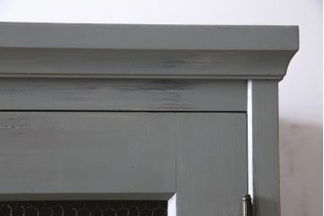 北海道民芸家具のワードローブをリペア&カスタム!扉に金網を取り付け、グリアージュキャビネットにリメイク。取っ手をガラス製取っ手に付け替え。アイボリーとグリーンでエイジング塗装で仕上げ。(キャビネット、収納棚、引き出し)