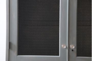 北海道民芸家具のワードローブをリペア&カスタム!扉に金網を取り付け、グリアージュキャビネットにリメイク。取っ手をガラス製取っ手に付け替え。アイボリーとグリーンでエイジング塗装で仕上げ。(キャビネット、収納棚、引き出し)