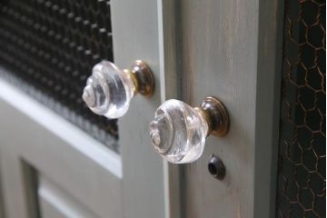 北海道民芸家具のワードローブをリペア&カスタム!扉に金網を取り付け、グリアージュキャビネットにリメイク。取っ手をガラス製取っ手に付け替え。アイボリーとグリーンでエイジング塗装で仕上げ。(キャビネット、収納棚、引き出し)