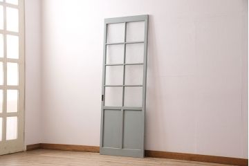 ガラス戸をリペア&カスタム!設置場所に合わせてリサイズ。吊り戸仕様に加工。引き手を取り付け。ガラスをダイヤガラスへ入れ替え。ライトオリーブグリーンのエイジング塗装で仕上げ。(引き戸、建具)