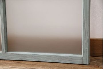 昭和初期のガラス戸3枚をリペア&カスタム!設置場所に合わせてリサイズ。引き手、鍵を取り付け。水色のバターミルクペイントで仕上げ。(引き戸、建具)