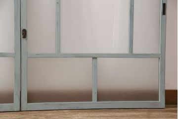 昭和初期のガラス戸3枚をリペア&カスタム!設置場所に合わせてリサイズ。引き手、鍵を取り付け。水色のバターミルクペイントで仕上げ。(引き戸、建具)