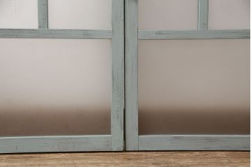 昭和初期のガラス戸3枚をリペア&カスタム!設置場所に合わせてリサイズ。引き手、鍵を取り付け。水色のバターミルクペイントで仕上げ。(引き戸、建具)
