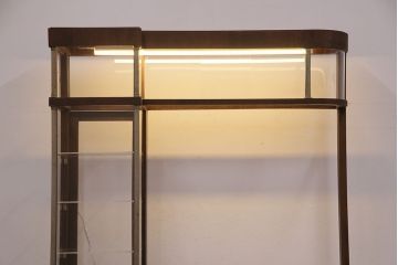 煙草屋さんのガラスケースをリペア&カスタム!タイル張りのカウンター付き土台を新たに製作。ガラスはアクリル板へ差し替え。上部に照明を取り付け。(ショーケース、陳列棚、たばこ屋、タバコ屋)
