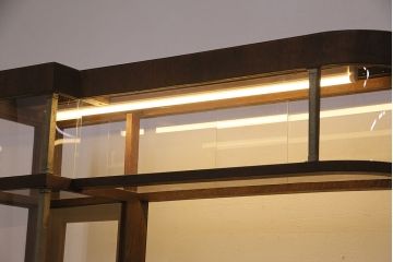 煙草屋さんのガラスケースをリペア&カスタム!タイル張りのカウンター付き土台を新たに製作。ガラスはアクリル板へ差し替え。上部に照明を取り付け。(ショーケース、陳列棚、たばこ屋、タバコ屋)