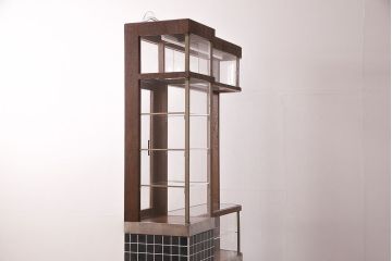 煙草屋さんのガラスケースをリペア&カスタム!タイル張りのカウンター付き土台を新たに製作。ガラスはアクリル板へ差し替え。上部に照明を取り付け。(ショーケース、陳列棚、たばこ屋、タバコ屋)