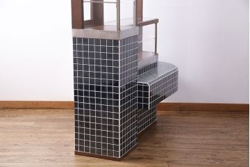 煙草屋さんのガラスケースをリペア&カスタム!タイル張りのカウンター付き土台を新たに製作。ガラスはアクリル板へ差し替え。上部に照明を取り付け。(ショーケース、陳列棚、たばこ屋、タバコ屋)