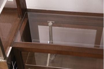 煙草屋さんのガラスケースをリペア&カスタム!タイル張りのカウンター付き土台を新たに製作。ガラスはアクリル板へ差し替え。上部に照明を取り付け。(ショーケース、陳列棚、たばこ屋、タバコ屋)