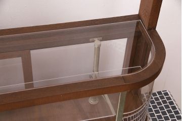 煙草屋さんのガラスケースをリペア&カスタム!タイル張りのカウンター付き土台を新たに製作。ガラスはアクリル板へ差し替え。上部に照明を取り付け。(ショーケース、陳列棚、たばこ屋、タバコ屋)