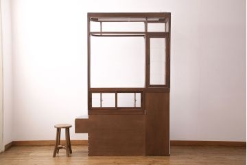 煙草屋さんのガラスケースをリペア&カスタム!タイル張りのカウンター付き土台を新たに製作。ガラスはアクリル板へ差し替え。上部に照明を取り付け。(ショーケース、陳列棚、たばこ屋、タバコ屋)