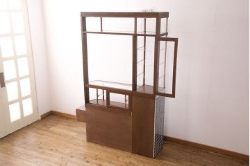 煙草屋さんのガラスケースをリペア&カスタム!タイル張りのカウンター付き土台を新たに製作。ガラスはアクリル板へ差し替え。上部に照明を取り付け。(ショーケース、陳列棚、たばこ屋、タバコ屋)