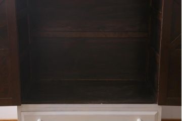 松本民芸家具のD型洋服箪笥をリペア&カスタム!可動部の調整を行い、アンティークホワイトのペイント仕上げ。(ワードローブ、収納箪笥)