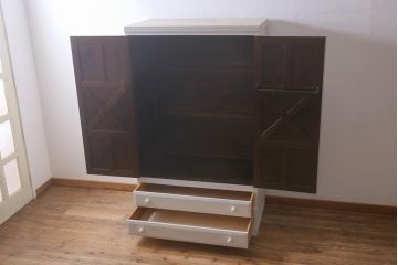 松本民芸家具のD型洋服箪笥をリペア&カスタム!可動部の調整を行い、アンティークホワイトのペイント仕上げ。(ワードローブ、収納箪笥)