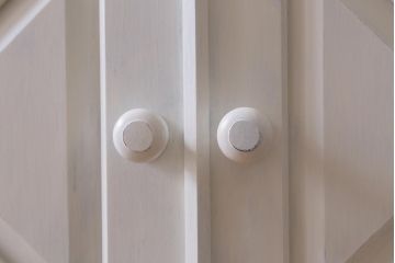 松本民芸家具のD型洋服箪笥をリペア&カスタム!可動部の調整を行い、アンティークホワイトのペイント仕上げ。(ワードローブ、収納箪笥)