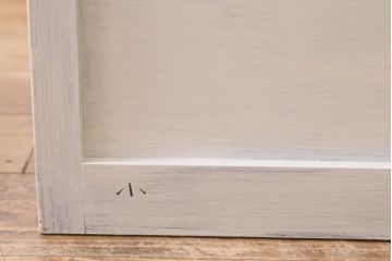 松本民芸家具のD型洋服箪笥をリペア&カスタム!可動部の調整を行い、アンティークホワイトのペイント仕上げ。(ワードローブ、収納箪笥)