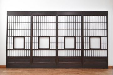 上手物の障子戸4枚をリペア&カスタム!設置場所に合わせてリサイズ。ガラスはクリアガラスへ入れ替え。障子はプラスチック障子に張り替え。濃い茶色で着色し仕上げ。(引き戸、建具)
